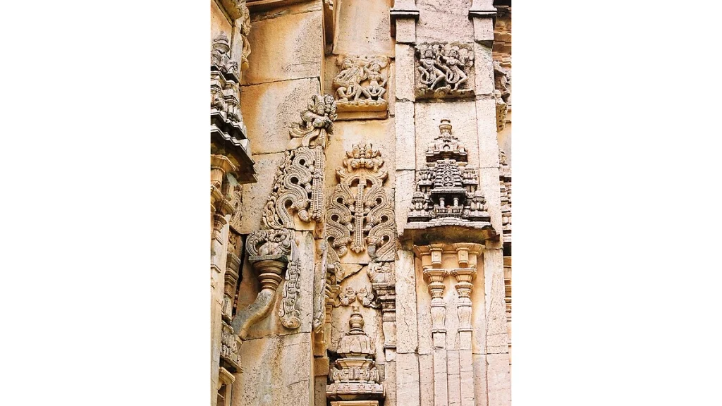 Wall relief in projections and recesses