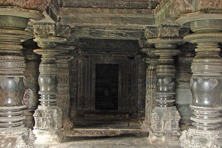 Inner_mantapa_with_lathe_turned_pillars_in_the_Kasivisvesvara_Temple_at_Lakkundi Kasivisvesvara Temple