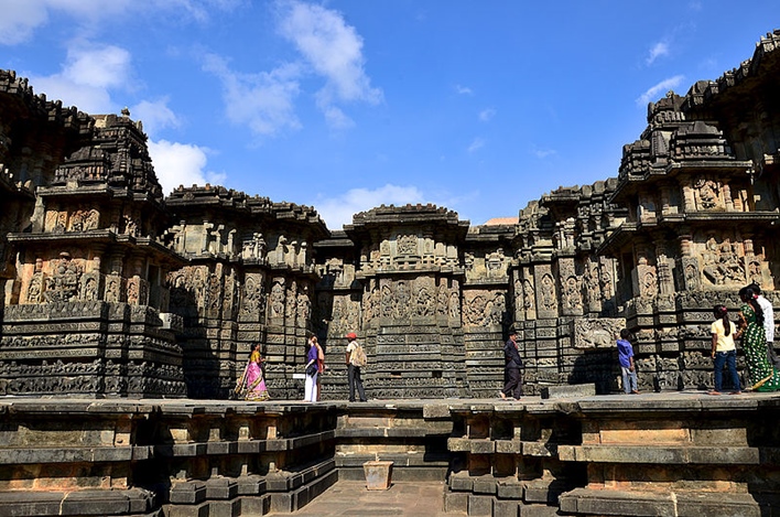 Profile_of_extensive_relief_sculpture_at_Hoysaleshwara_temple_in_Halebidu Hoysalas, Hoysaleshwara Temple, Halebidu Temple
