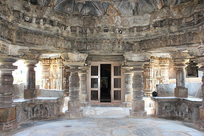 Stellate_plan_of_open_navaranga_mantapa_with_half_pillars_in_the_Ishvara_temple_at_Arasikere Ishvara temple, Arasikere