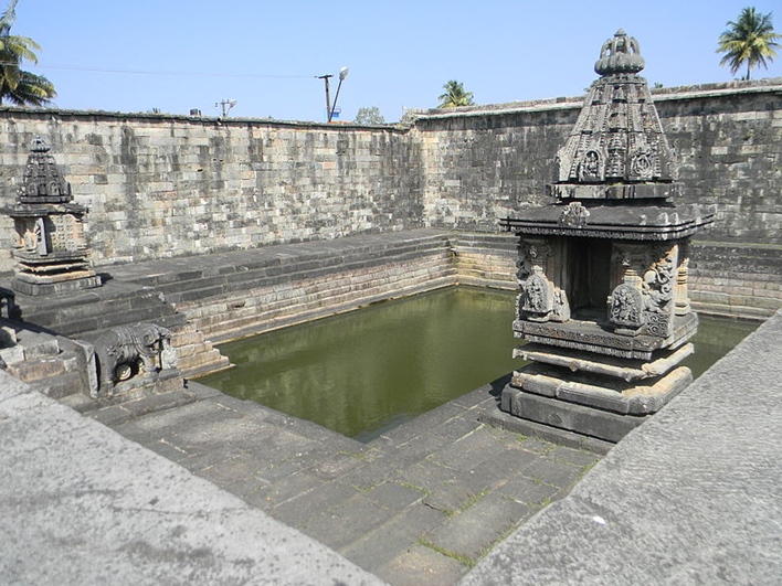 Temple_tank_(kalyani)_at_the_Chennakeshava_temple_in_Belur Chennakeshava Temple Belur