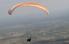 Sightseeing at Nandi Hills, Paragliding in Nandi Hills. Source Flickr