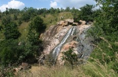 Jaramadagu Falls, Chikkaballapur. Image source TeamgSquare