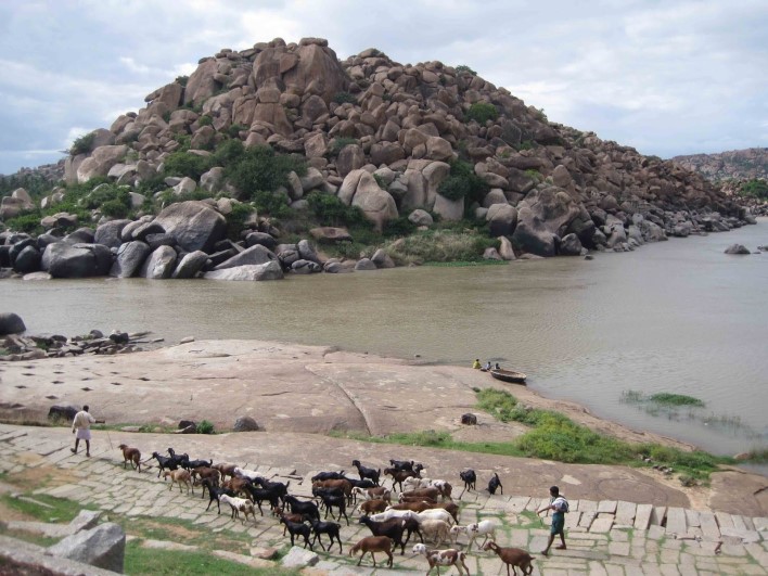 Chakratirtha, Hampi. Source Ghumakkad