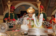 Yaduveer Krishnadatta Chamaraja Wadiyar being coronated