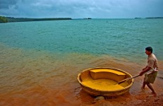 Green water and Red soil in Honnemoredu. Photographer Sarthak Banerjee