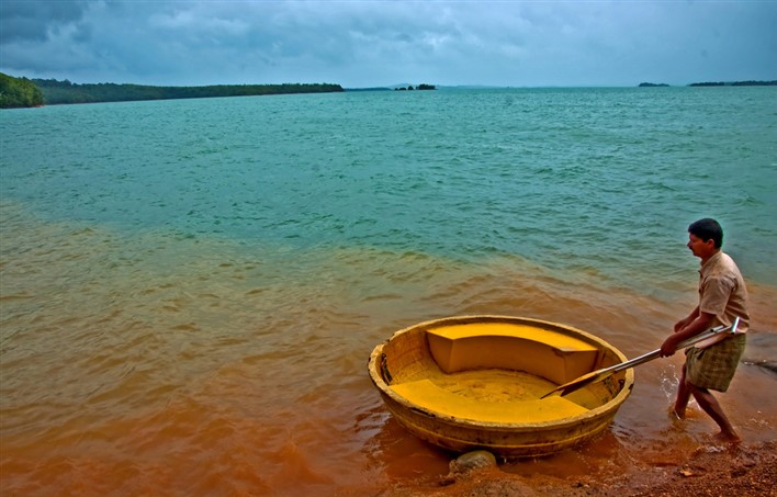 Green water and Red soil in Honnemoredu. Photographer Sarthak Banerjee 