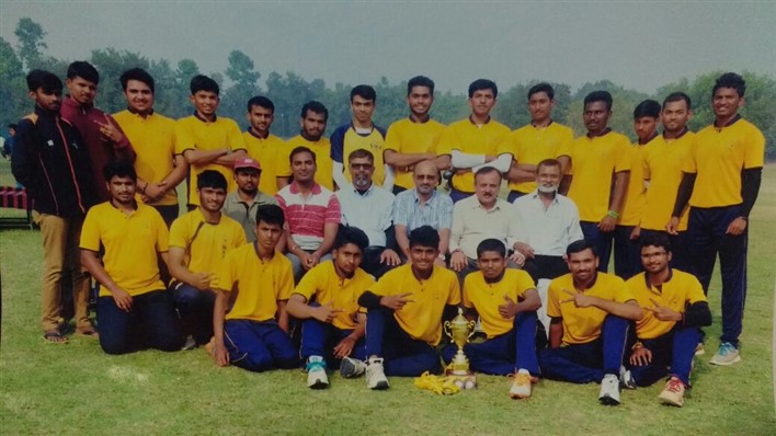 Aata-Odanaata-Softball-02 Arun: standing sixth from left. Shivaraj: bottom row third from right. Dilip Kudwalli: seated in the middle row third from left.