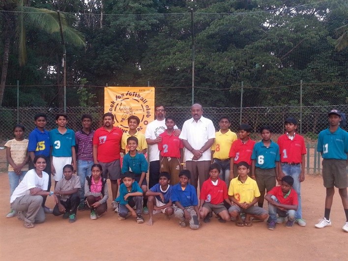 Aata-Odanaata-Softball-04 Dilip Kudwalli standing in the centre with kids from Surabhi Foundation and Sheetal sitting on the extreme left.