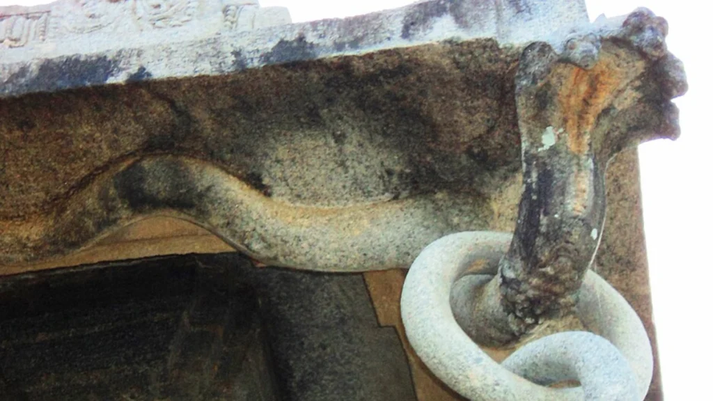 Monolithic chain stone, Vaidyeshwara temple,Talakad
