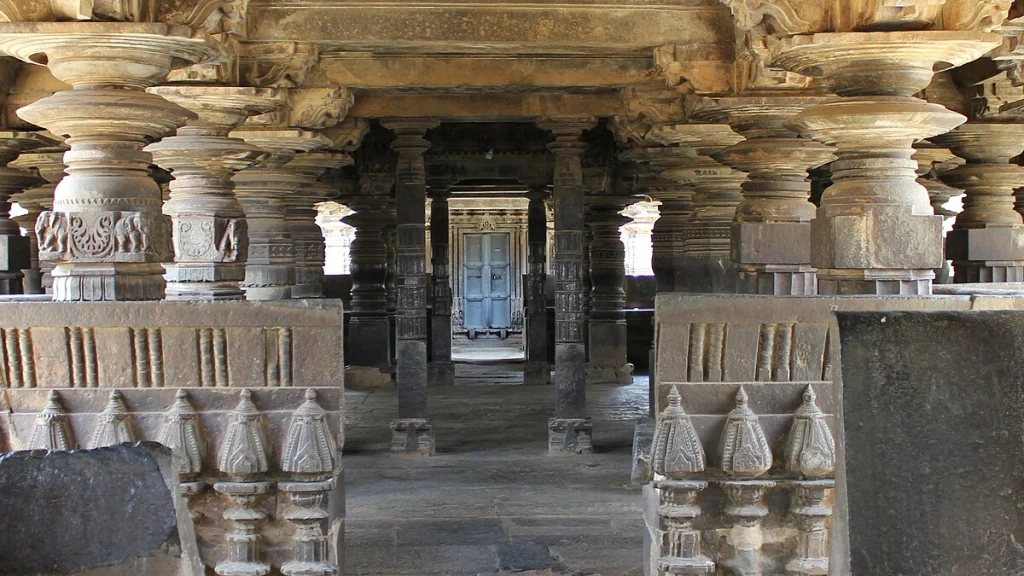 Entrance to open mantapa, Tarakeshwara Temple