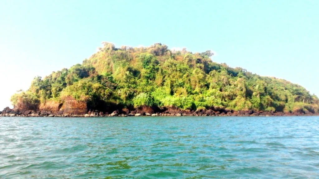 Basavaraja-Durga-Fort-wall-at-south-east-part-of-the-island Basavaraja Durga Fort wall at south-east part of the island.