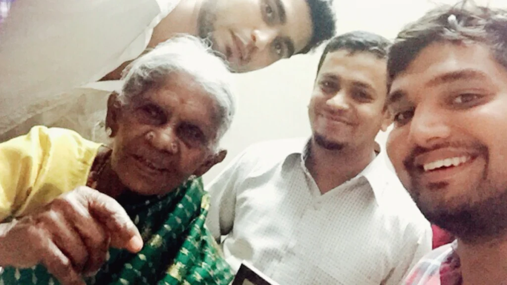 Saalumarada-Thimmakka-with-students Saalumarada Thimmakka with students